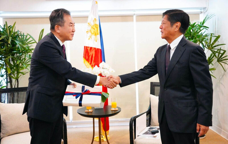  菲律賓準總統小馬可仕（右）23日會見韓國駐菲律賓 大使，與對方討論能否修復馬可仕時期興建的巴丹核 能發電廠。