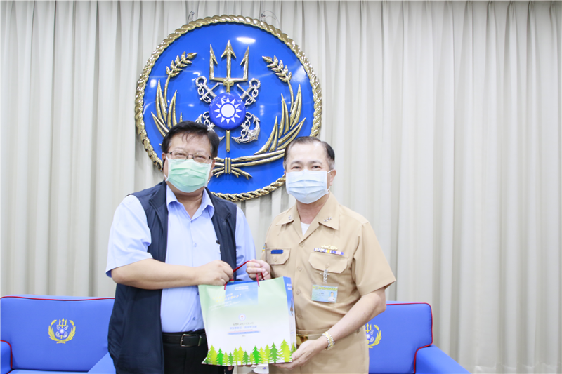 徐漢（左）曾因活動與艦指部指揮官黃佑民合照。翻攝國防部官網