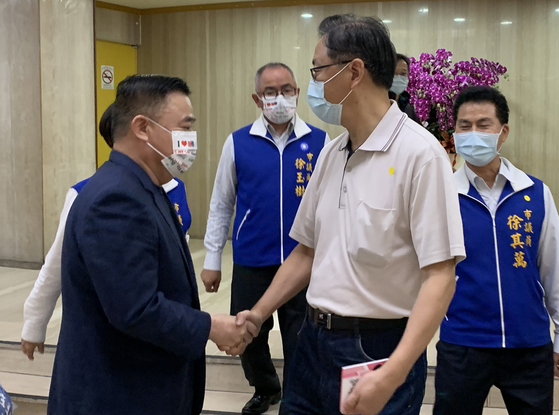 張善政（前右）26日上午拜會桃園市議會議長邱奕勝（前左），兩人握手致意。中央社