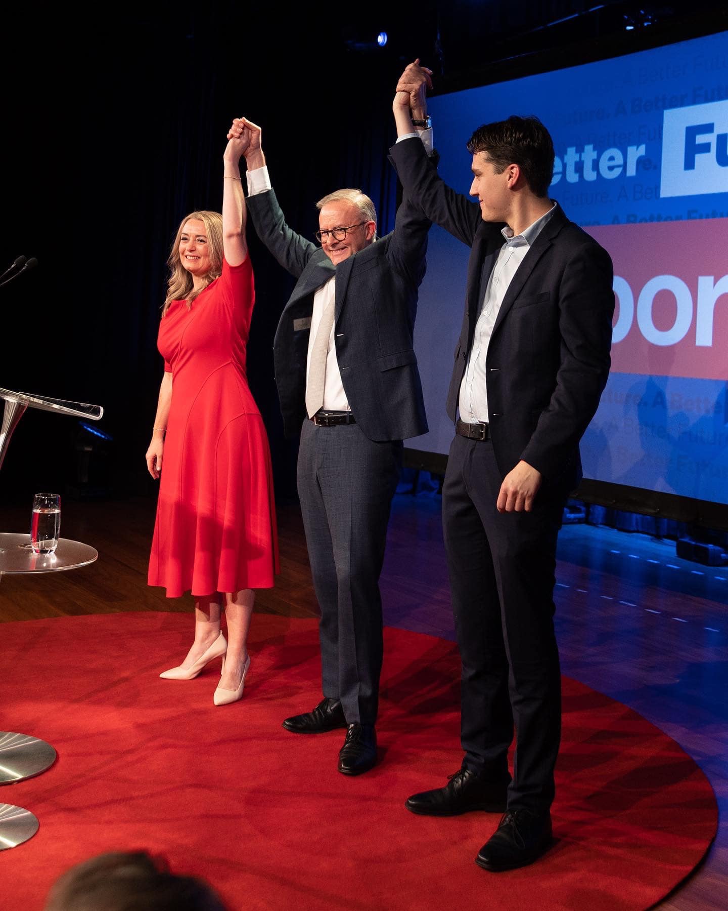 艾班尼斯（中）確定當選澳洲總理時，高舉妻子（左）、兒子（右）的手慶祝，向支持的選民致意。  翻攝艾班尼斯臉書