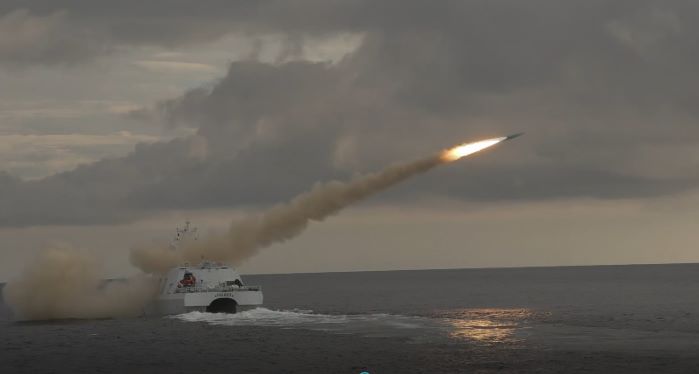 海軍安平艦發射雄二反艦飛彈。資料照片