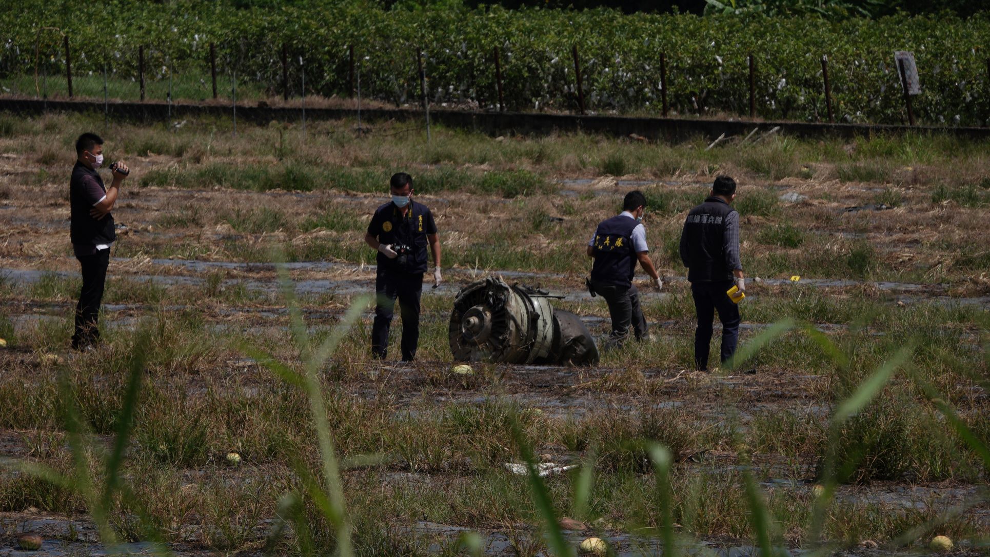 軍方人士抵達現場搜救，查看機體殘骸。讀者提供