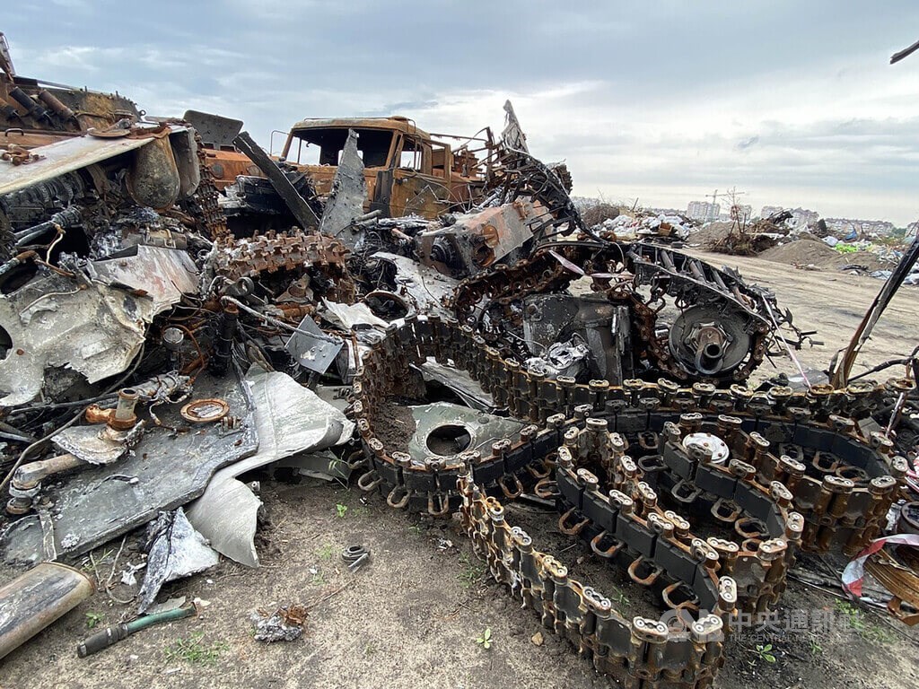布查鎮一處棄置數輛遭烏克蘭軍隊擊毀的俄軍坦克。中央社