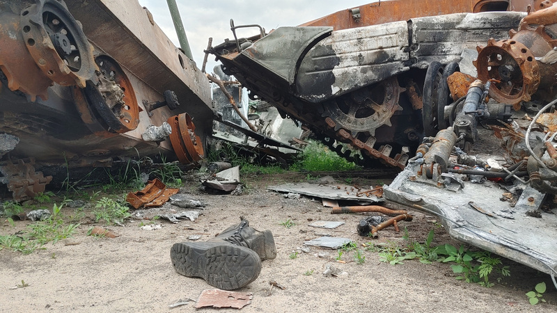 烏克蘭首都基輔市附近的布查鎮，一處空地堆滿被烏克蘭守軍炸毀的俄羅斯坦克。圖為部分坦克殘骸以及一隻疑似屬於俄國士兵的軍靴。