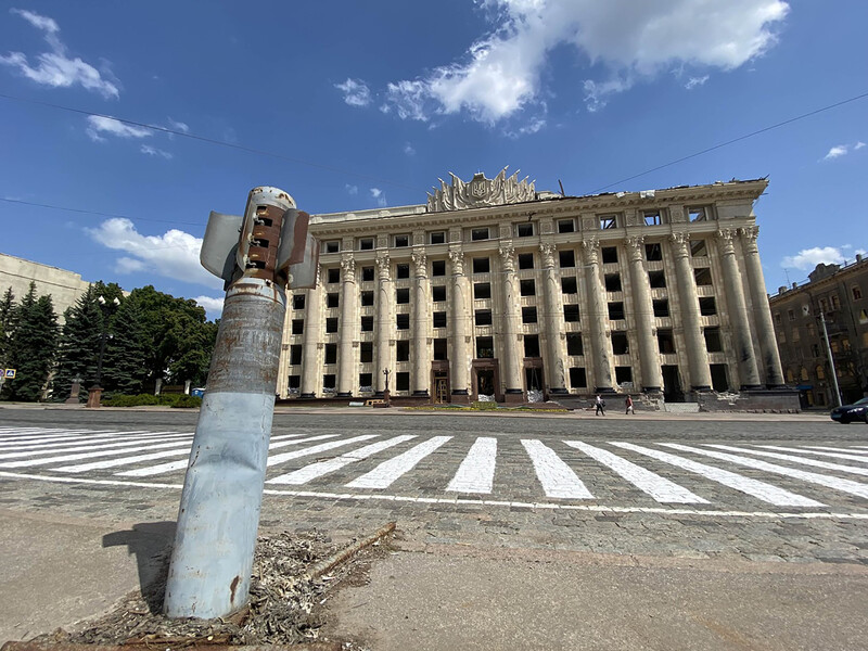烏克蘭東北部城市哈爾科夫行政大樓前可見完整俄軍彈砲。
