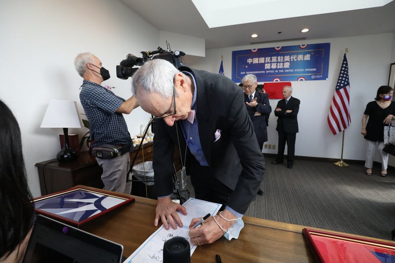 國民黨駐美代表處8日正式開張，美國國務院台灣協調處長白丹利（前）到場簽名祝賀。中央社