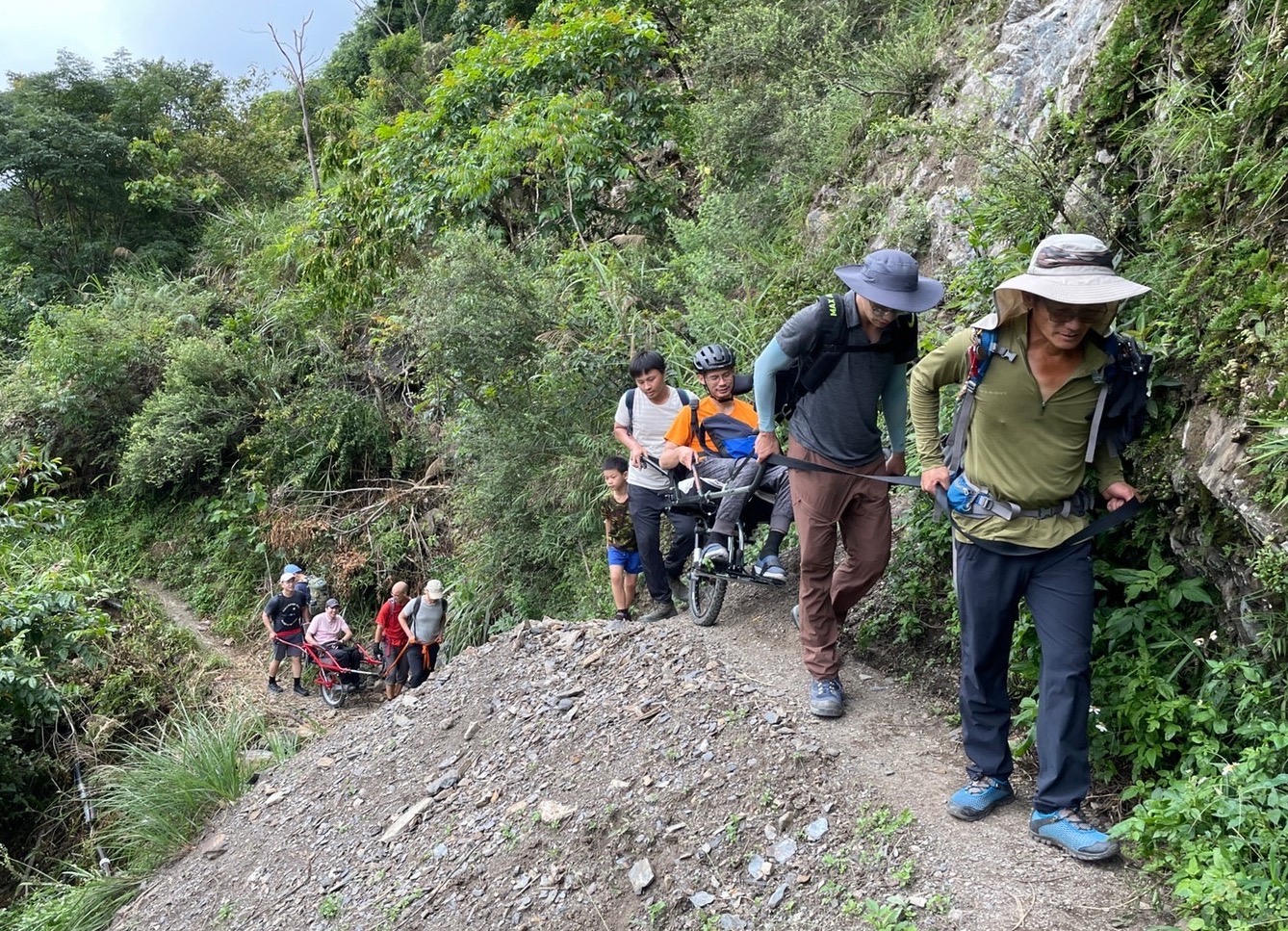 多元探索教育協會團隊近期挑戰八通關步道，障礙者與直立人一同協力，行走於狹窄的山壁上。高士庭提供