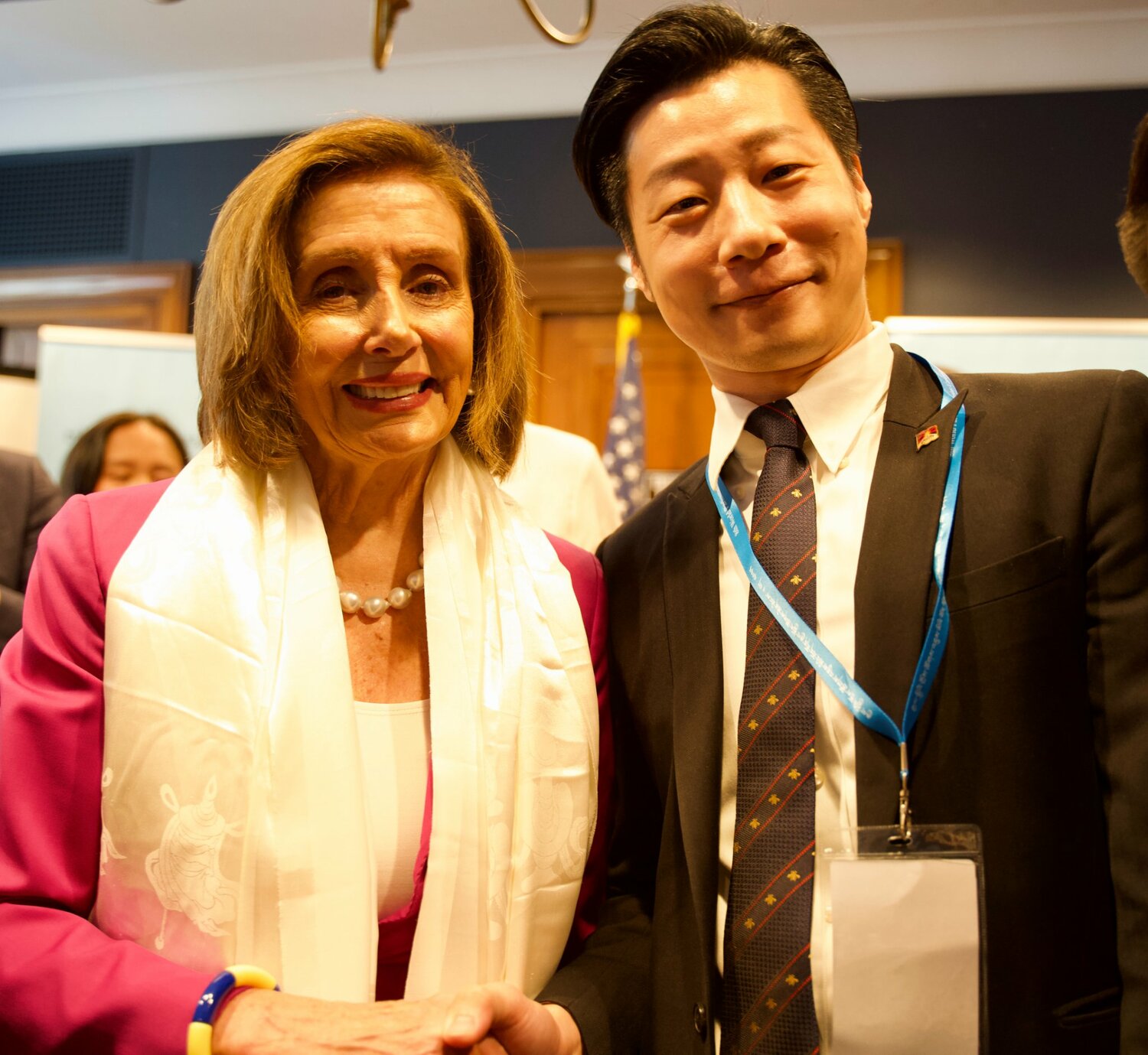立委林昶佐（右）與美眾議院議長裴洛西相見歡，也再次邀她訪問台灣。翻攝林昶佐臉書