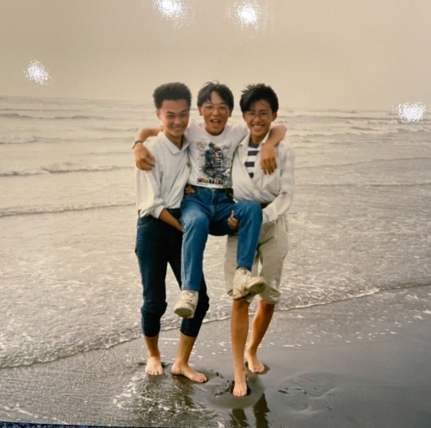 林智堅（右）在臉書PO出18與友人戲水照片。翻攝臉書