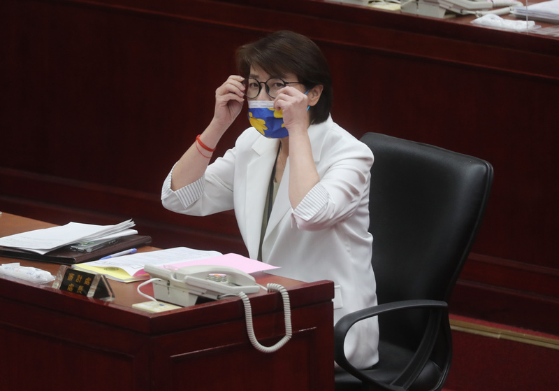 台北市副市長黃珊珊赴議會就「台北市政府違反行政中立」案備詢。中央社