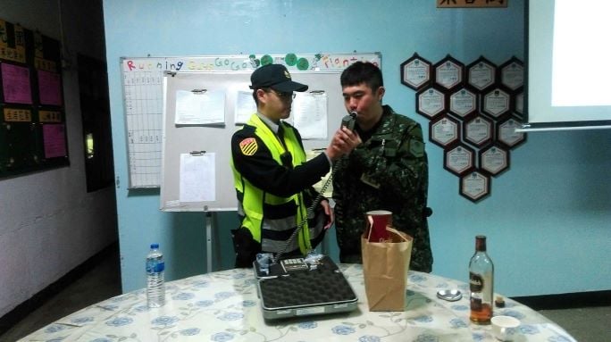 陸軍為防治酒駕，還特別請警方到營區內協助官兵了解酒測程序。資料照片