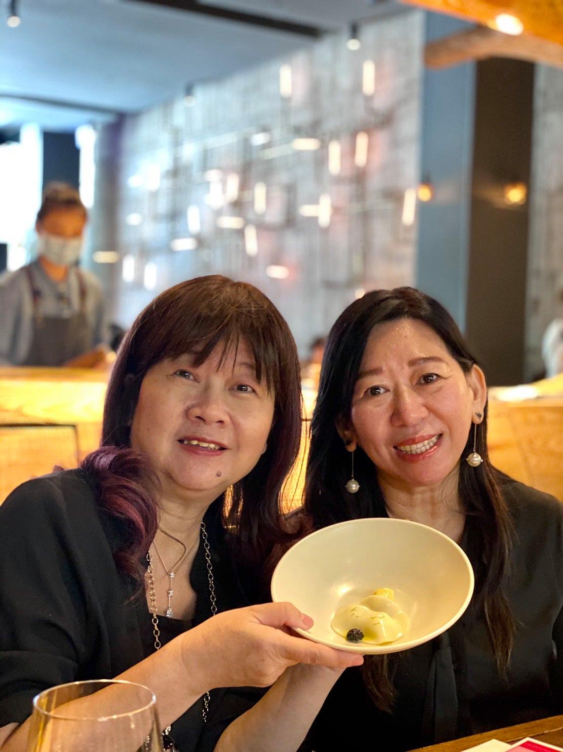 業者蔡仁惠（左）不知道賴子瑄對外邀資金入股議會餐廳。翻攝畫面