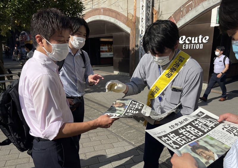 日本媒體在東京JR新橋車站前廣場發送號外報導。中央社
