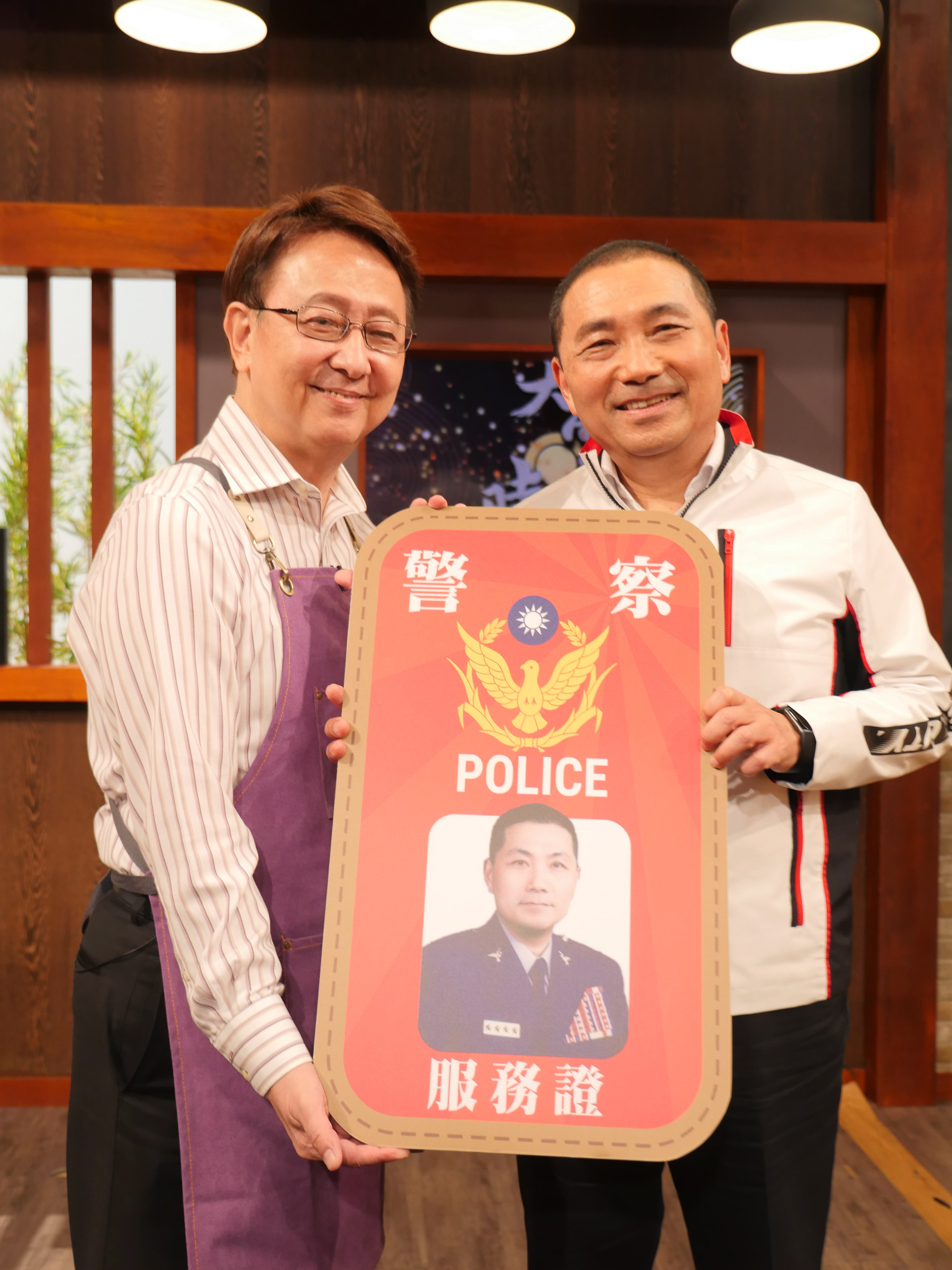 新北市長侯友宜（右）13日接受《大雲時堂》主持人李四端專訪。《大雲時堂》提供