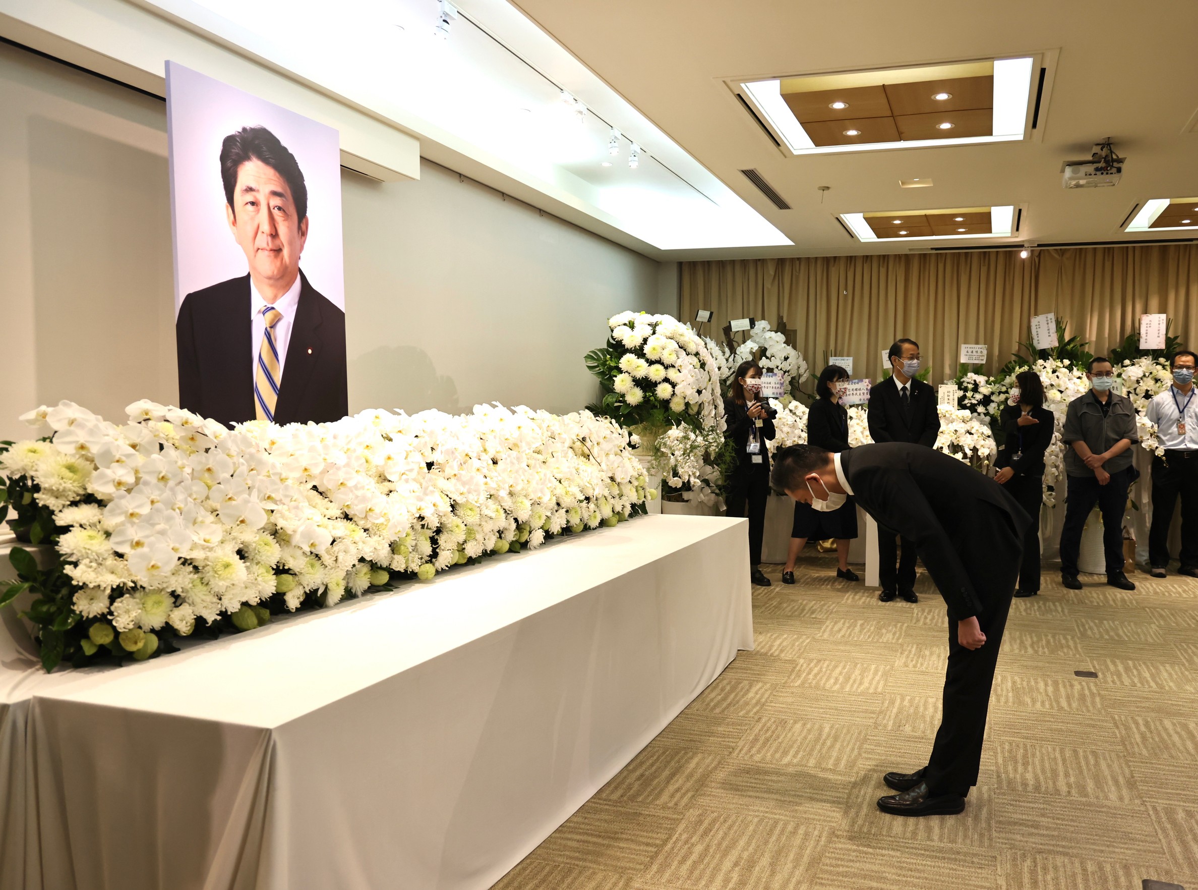 林智堅今日前往日本台灣交流協會悼念安倍晉三。