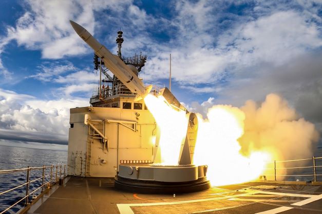 海軍成功級子儀軍艦預計發射標準一型防空飛彈，打擊來犯敵機。資料照片