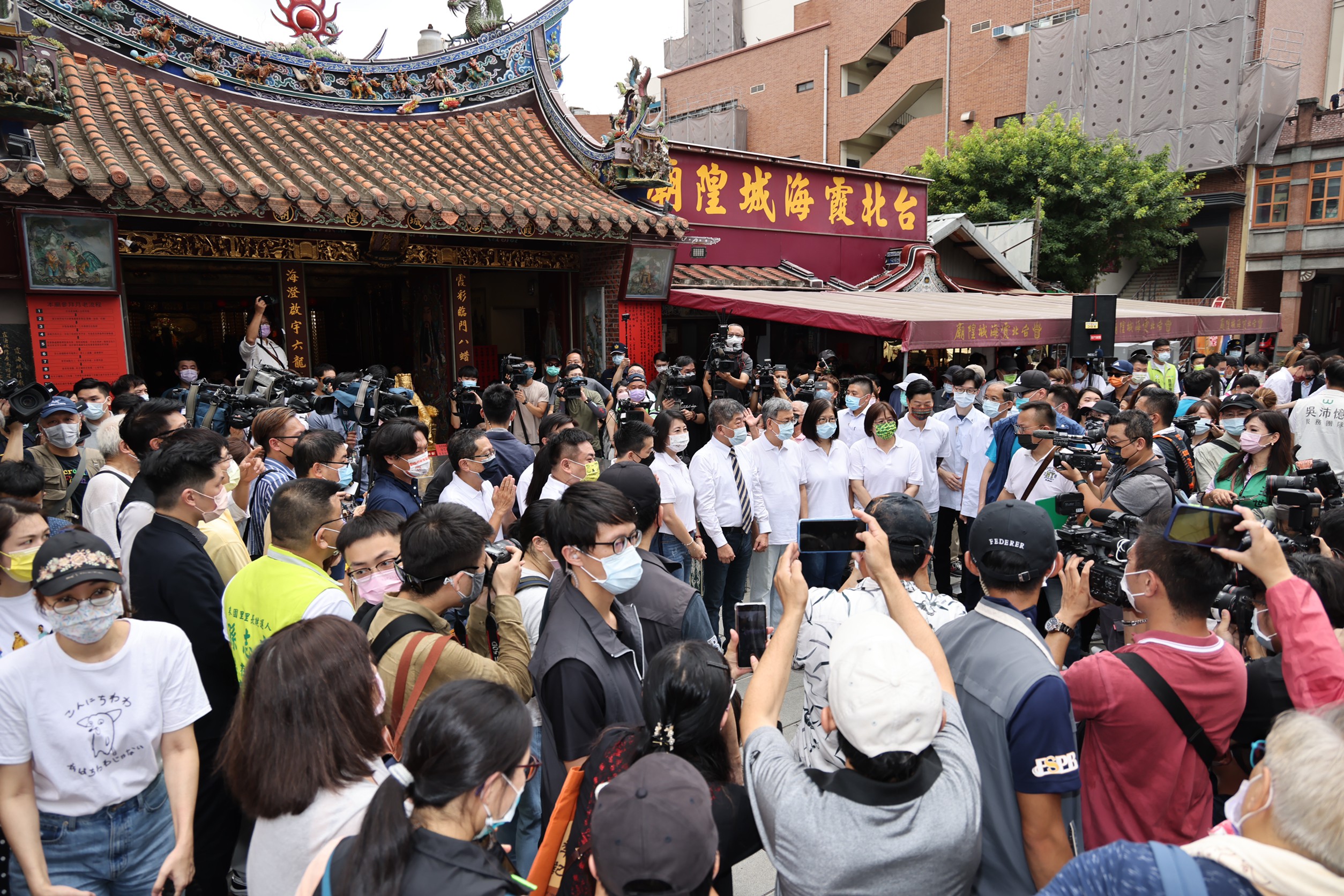  陳時中選在台北霞海城隍廟召開「競選團隊公布記者會」。林啟弘攝