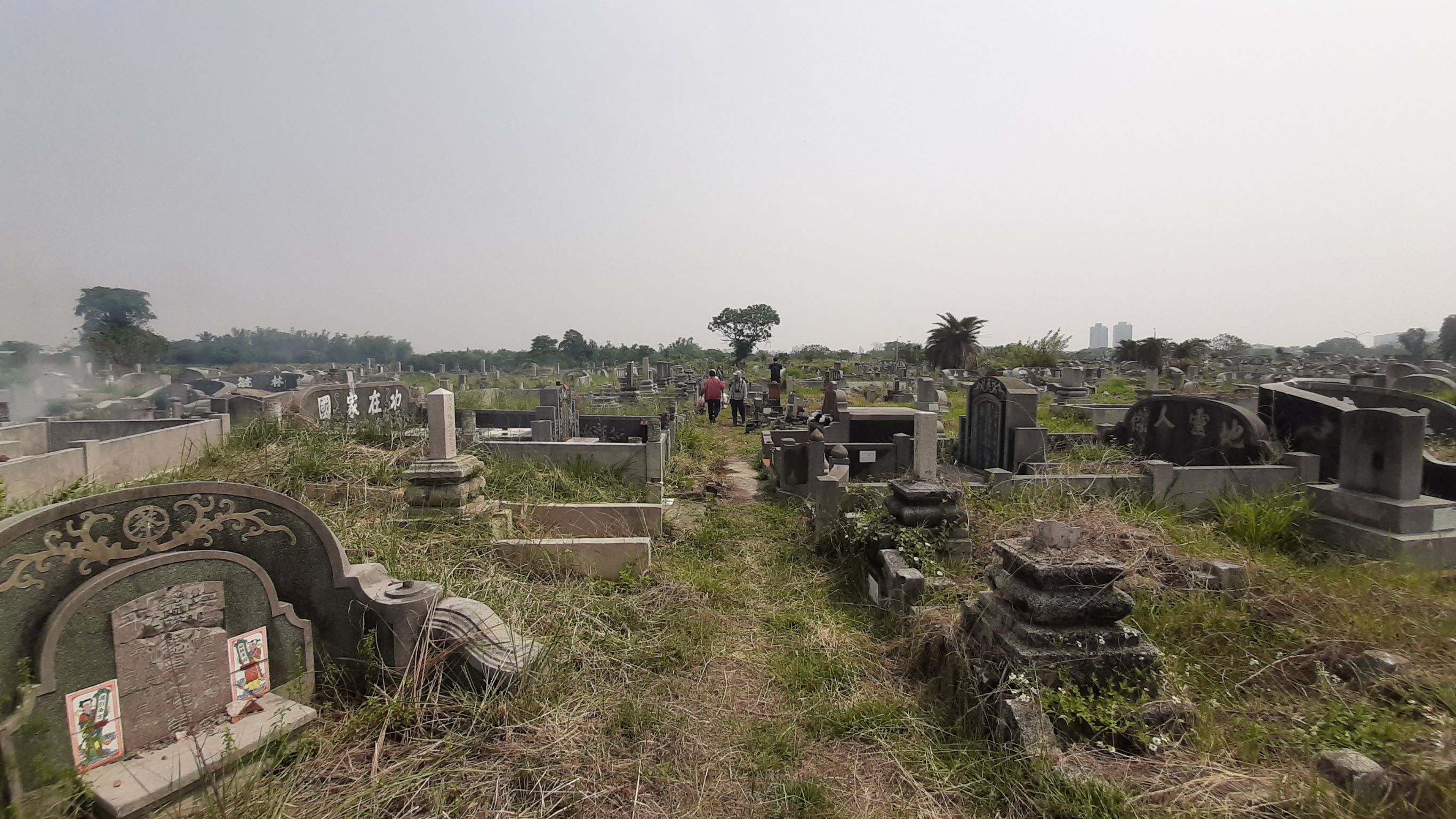 南山公墓占地約100公頃，存有明清、日治時代土葬文化。辛啓松攝