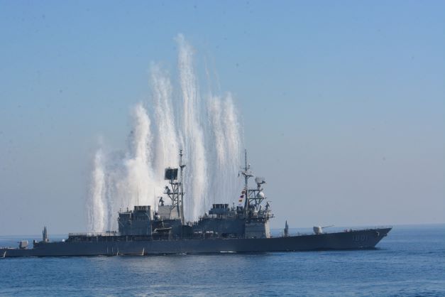 蔡英文所搭乘的紀德級軍艦模擬遭解放軍攻擊，發射干擾彈保護軍艦避免攻擊。王烱華攝