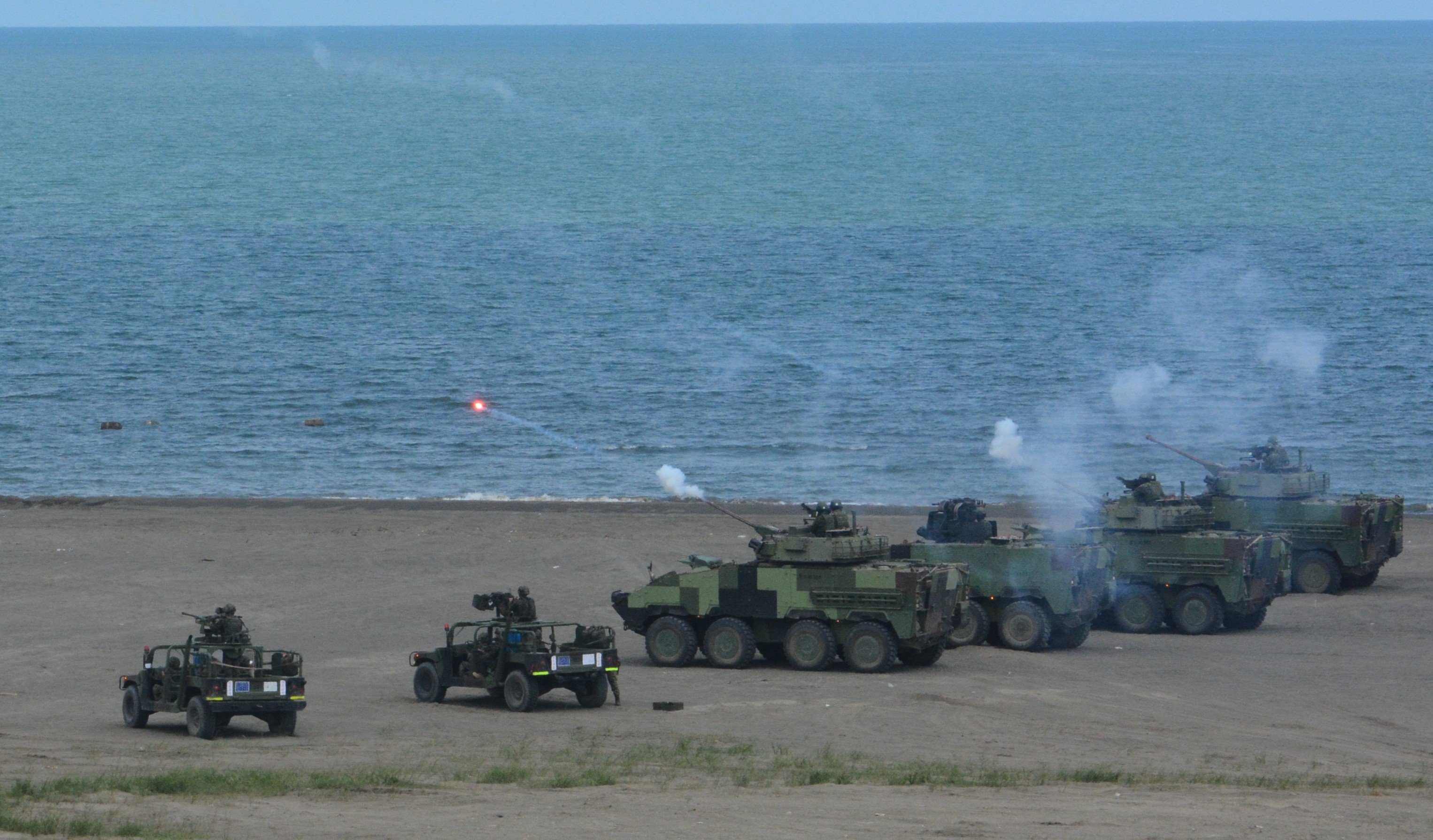 陸軍關指部也出動30鏈砲8輪甲車，在灘岸殲滅敵軍。王烱華攝