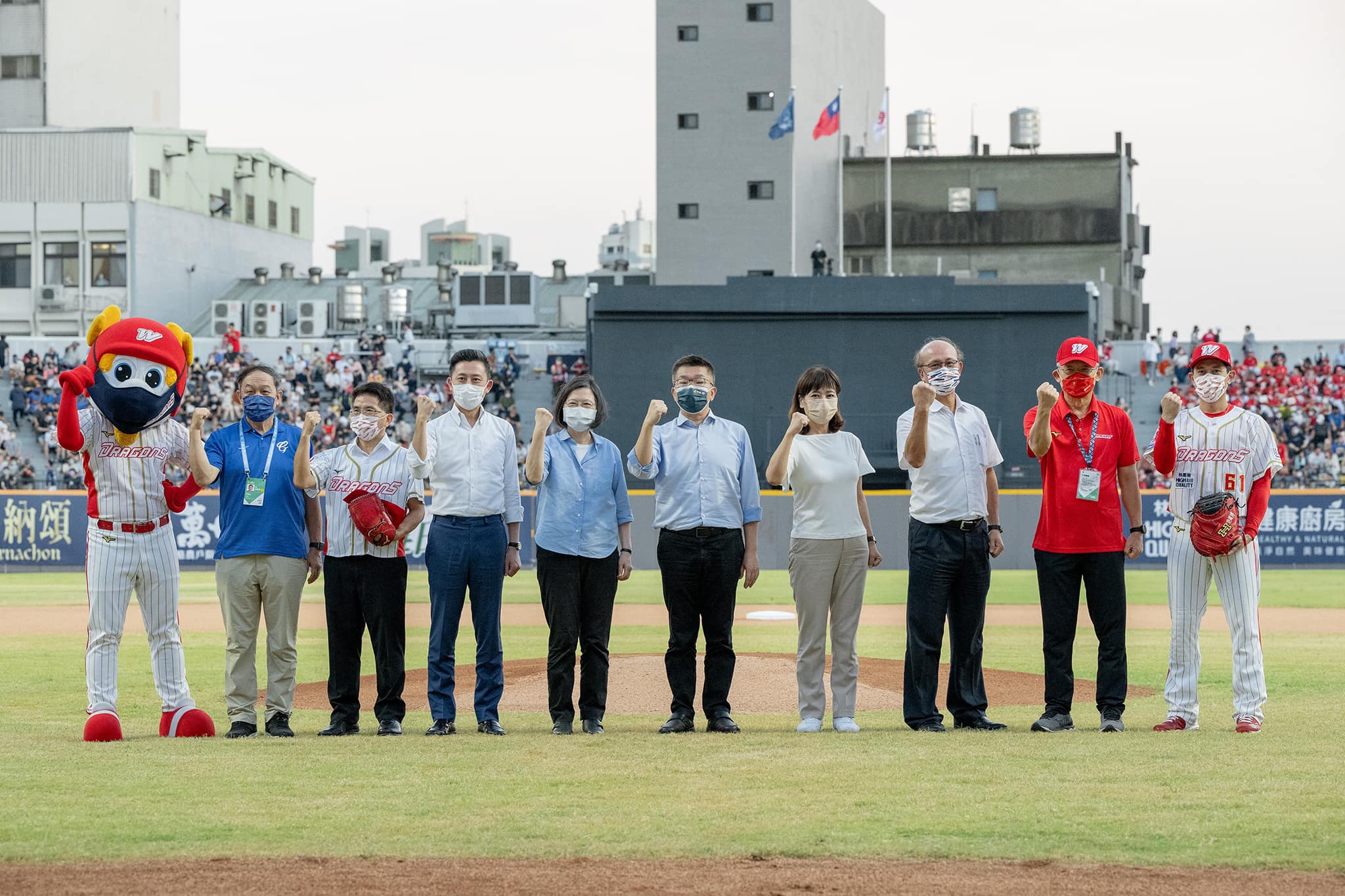 總統蔡英文（左五）、林智堅（左四）、蔡其昌（右五）、沈慧虹（右四）22日出席新竹棒球場改建後開幕賽。翻攝蔡英文臉書