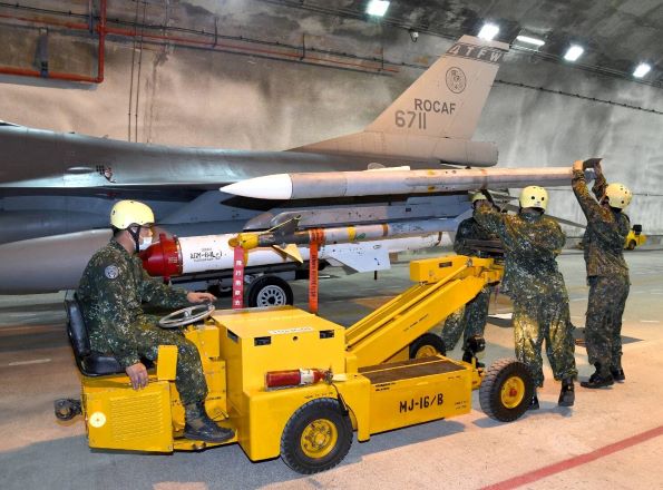 空軍第五聯隊昨在佳山基地洞庫內進行潛力掛載。翻攝中華民國空軍臉書