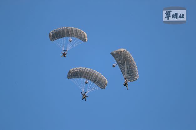 特戰部隊官兵使用高空滲透傘準備著陸。國防部提供