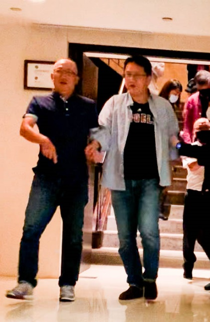 邱志偉（右）和彭仁煥（左）酒酣耳熱步出餐廳後，竟嗨到忘記戴口罩違反防疫規定。讀者提供