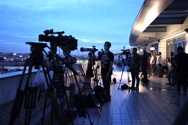 媒體在松山機場外守候裴洛西專機的到來。林啟弘攝