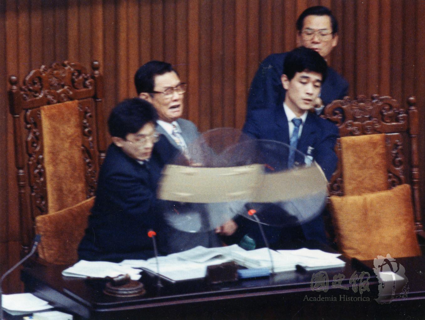 1995年立院審查228補償條例時，劉松藩在台上當場遭綠委扔書抗議。翻攝國史館