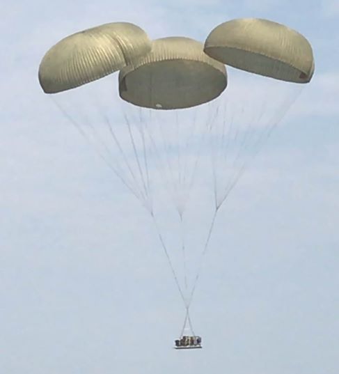 陸軍航特部過去曾以3具G-11A投物傘，合作執行空投悍馬車的訓練。資料照片
