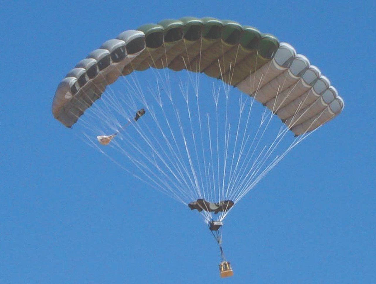 陸軍特指部預計採購「精準空投傘具」，圖為美國陸軍所使用的軍規精準空投傘具。翻攝美國陸軍網站