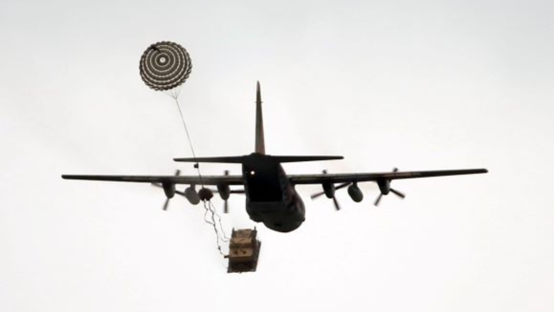 國軍目前多數是使用軍用G-11A投物傘，執行2公噸的悍馬車空投作業。資料照片