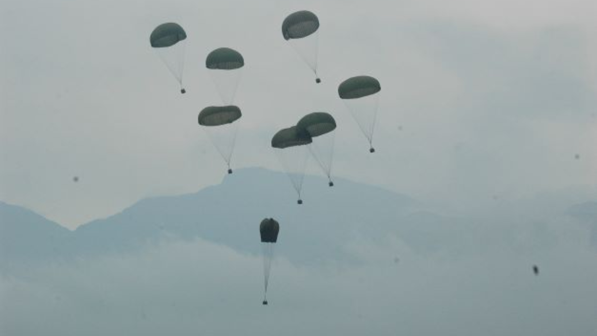 國軍目前使用的物資投放傘，不具備高空高張精準投放功能。資料照片