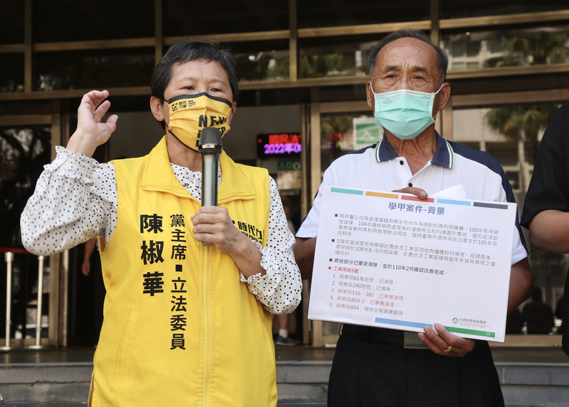 陳椒華（左）與台南市學甲區慈福里長李新進（右）因爐碴違法掩埋案遭郭再欽提告。中央社