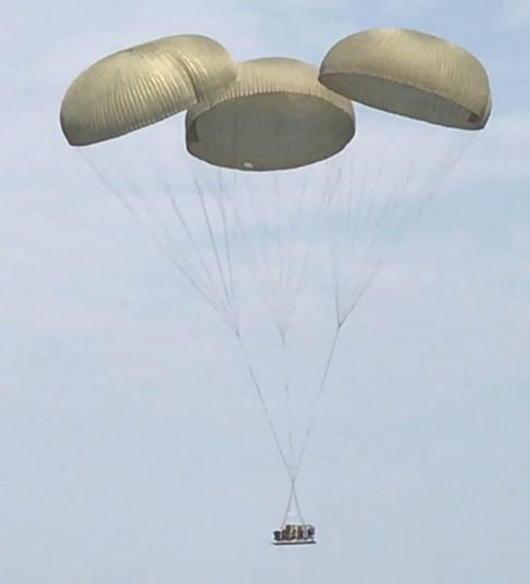 國軍在漢光32號演習期間，以一般的3頂G-11A投物傘，將悍馬車精準投放目標區。資料照片
