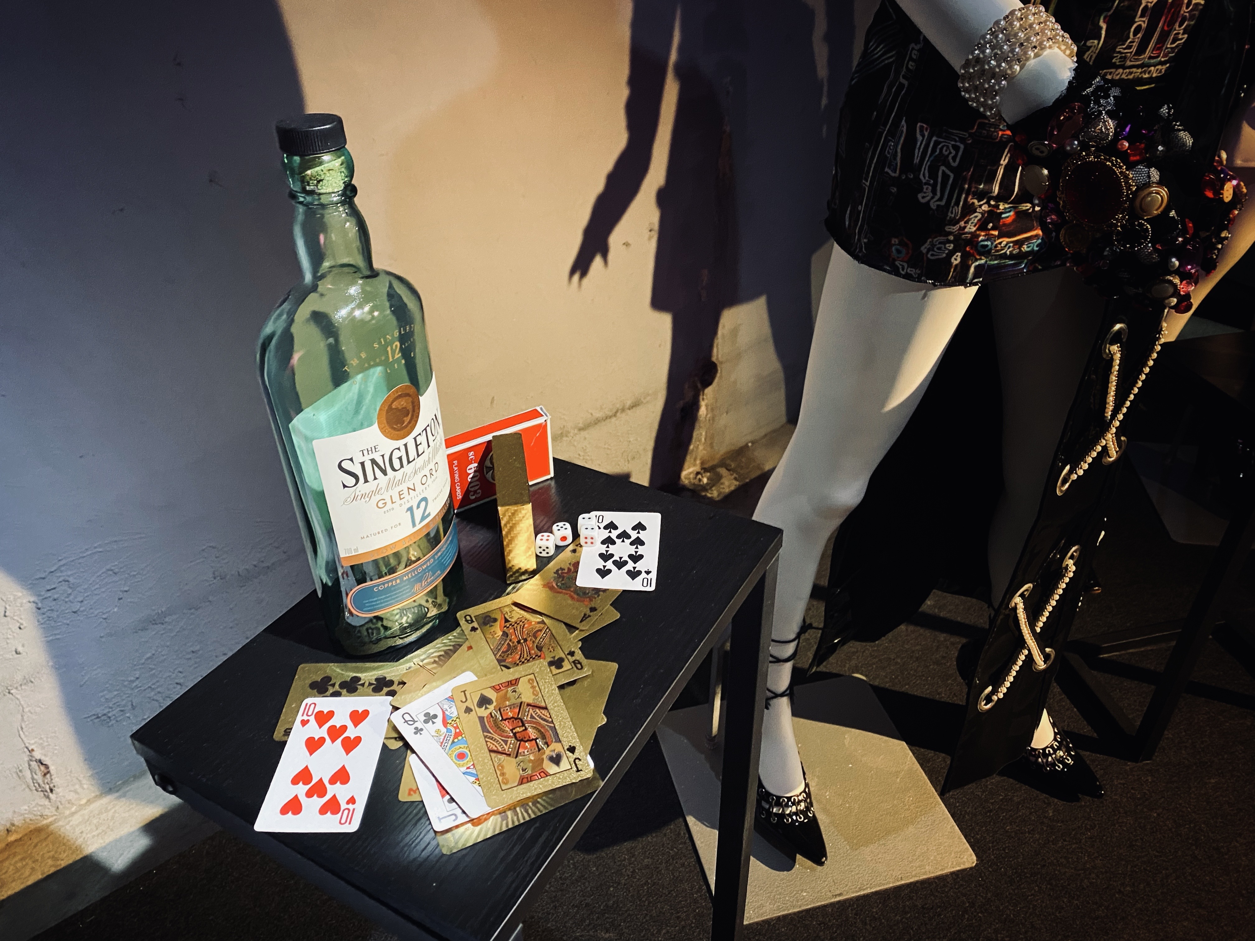 菸、酒、骰子、撲克牌，是酒店公關營造歡樂氣氛的道具。許玲瑄攝