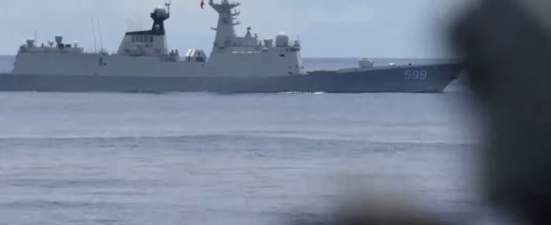 我軍艦監控中共「054A」飛彈驅逐艦「安陽號(舷號599)」。翻攝蔡英文臉書影片
