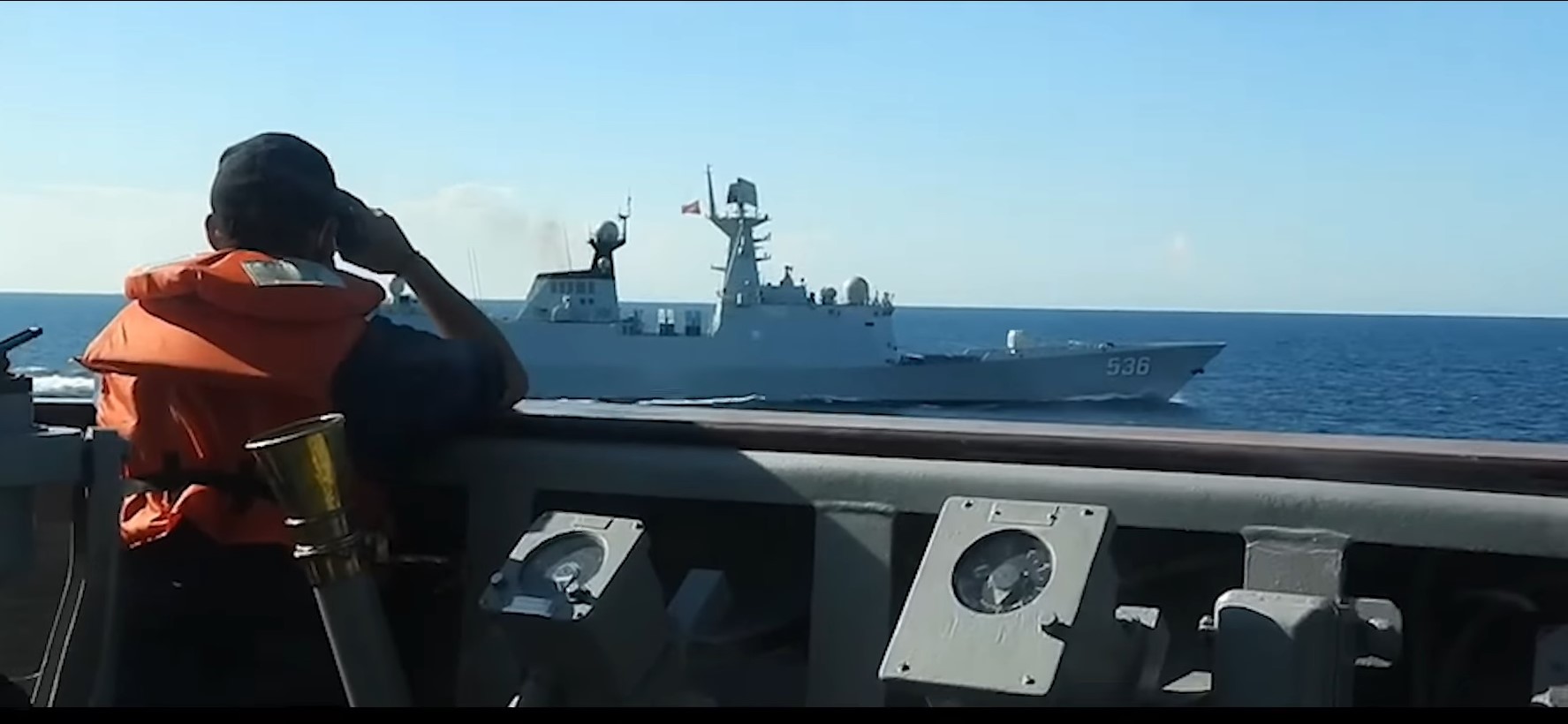 我海軍監控中共「054A」型飛彈驅逐艦許昌號「（舷號536）」。翻攝蔡英文臉書影片