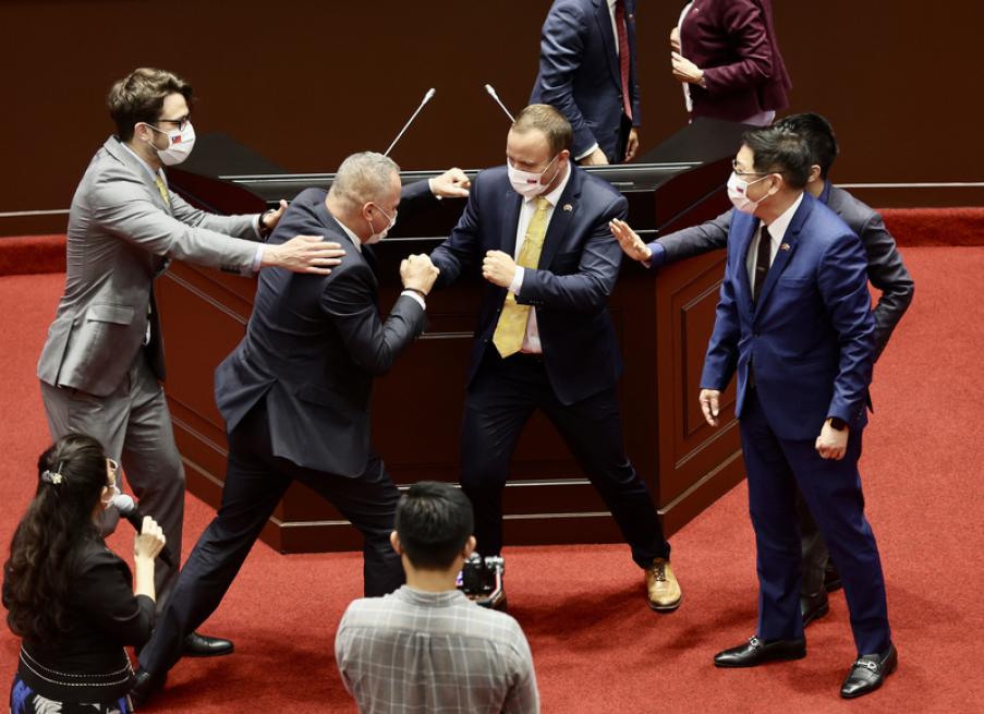 斯洛伐克議員立院模仿「打群架」　蔡壁如：很羞愧