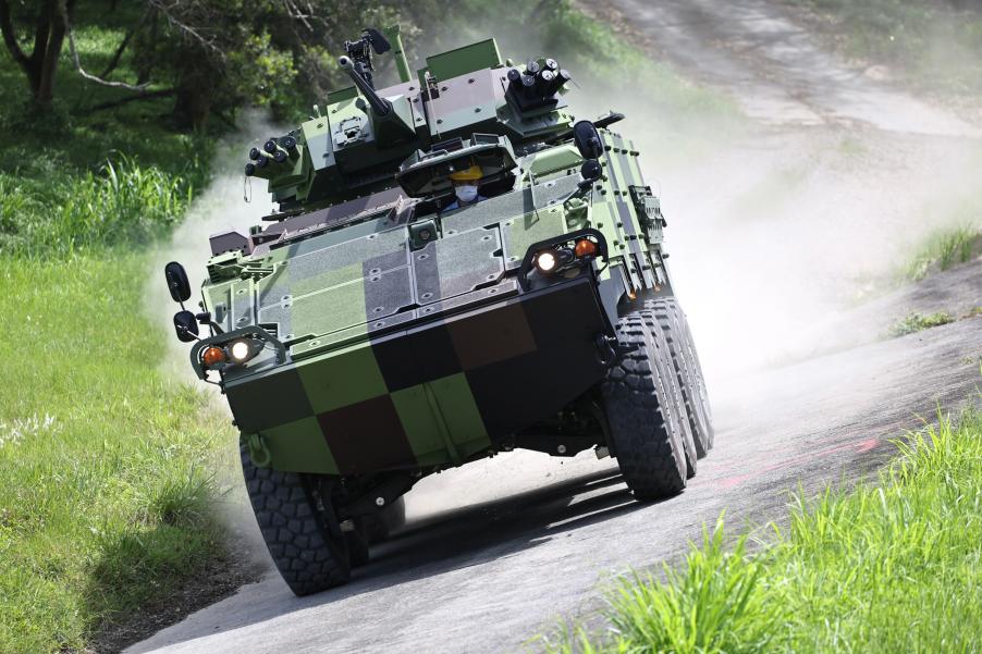 國防部首度公布30公厘鏈砲戰鬥車生產線　動態展示越野性能秀戰力
