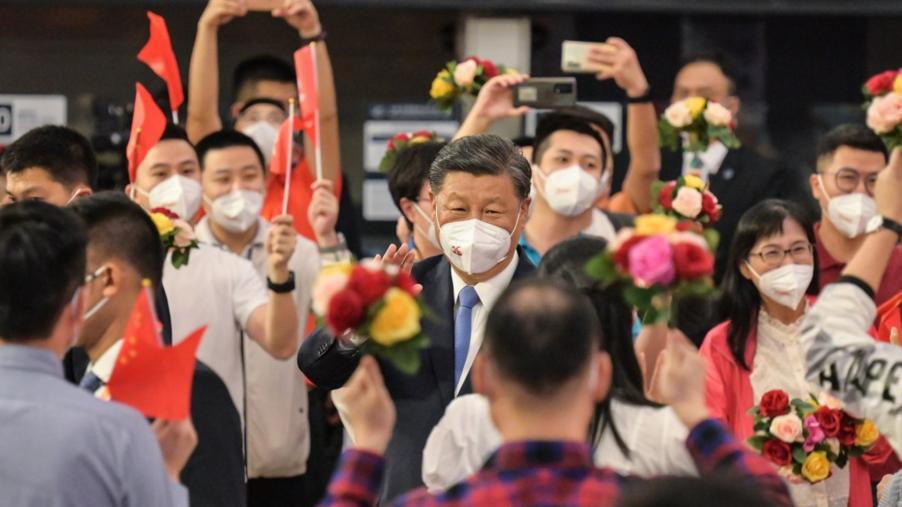 習近平颱風天訪港宣傳「一國兩制」成功　記者雨傘、「香港」字牌遭收走　