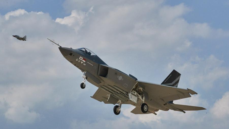 韓國產超音速戰機KF-21「獵鷹」試飛成功　估2026年量產、不再依賴美F-35