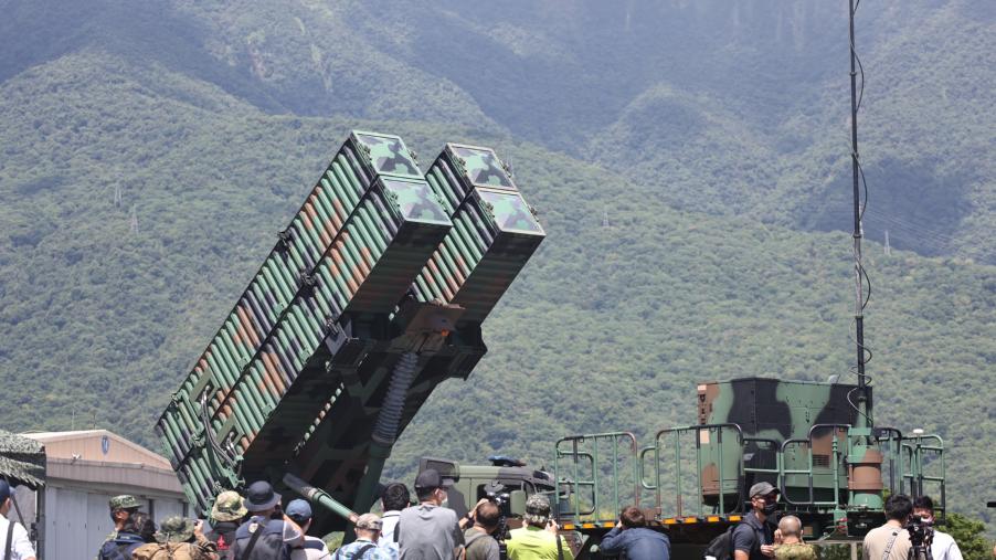 中共軍演彈導穿越台灣上空　天弓飛彈連長霸氣說：已作好發射飛彈準備